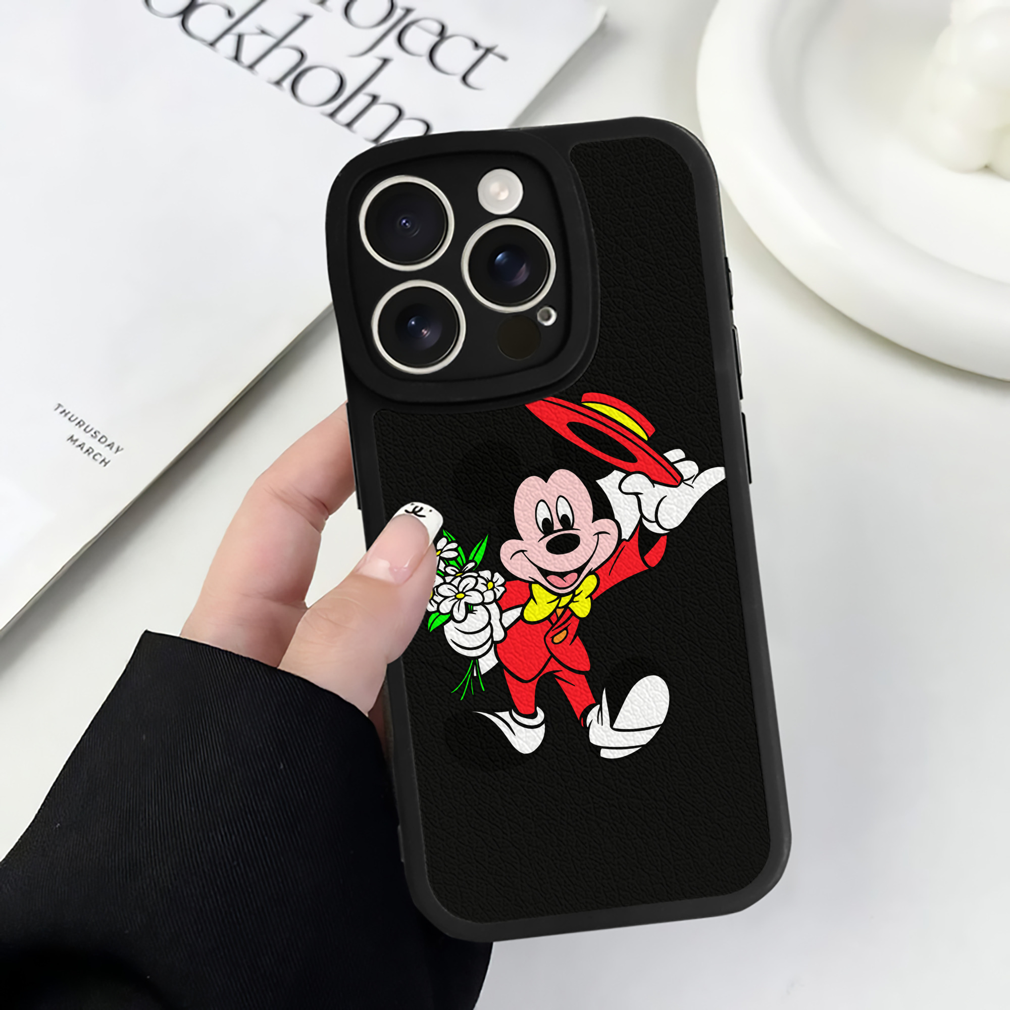 （画像用） ミッキーマウス Mickey Mouse 【iPhone 16シリーズ対応】シリコンスマホケース（レザー調） 材質：シリコン